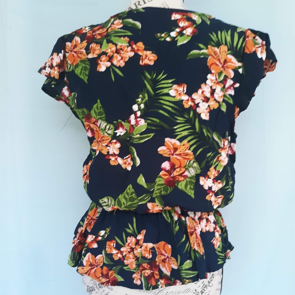 SOLD NWT FLORAL TOP by AMBIANCE - Picture 4 of 5